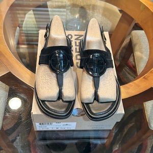 Clarks “Reyna Glam” thong sandals, size 7M.
